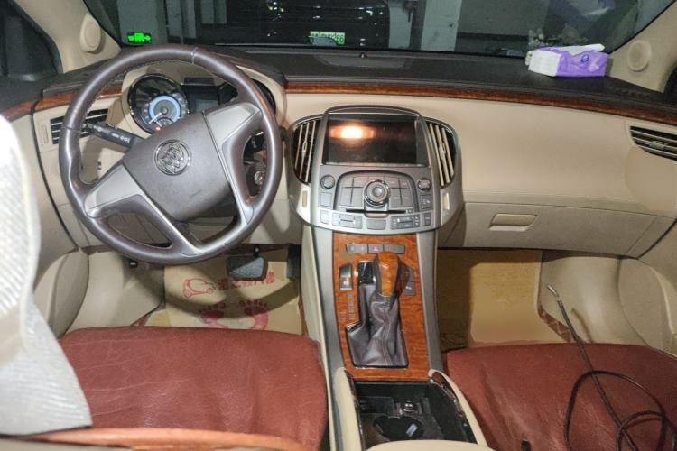Used Buick LaCrosse 2011 2.4L SIDI Elegant Edition Center Console