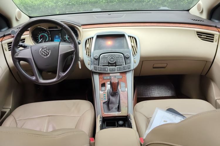 Used Buick LaCrosse 2011 eAssist 2.4L Elegance Edition Center Console