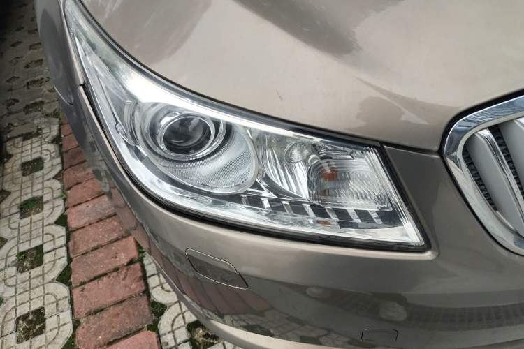 Used Buick LaCrosse 2011 2.4L SIDI Luxury Edition Right Front Headlight