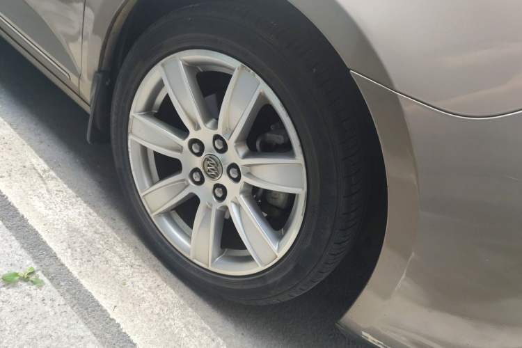 Used Buick LaCrosse 2011 2.4L SIDI Luxury Edition Right Front Wheel Hub