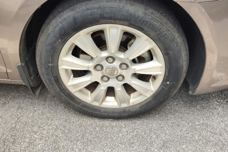 Used Buick LaCrosse 2011 eAssist 2.4L Elegance Edition Right Front Wheel Hub