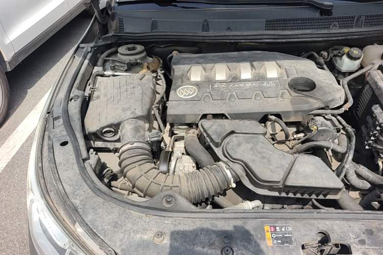Used Buick LaCrosse 2011 2.4L SIDI Luxury Edition Engine Bay Right