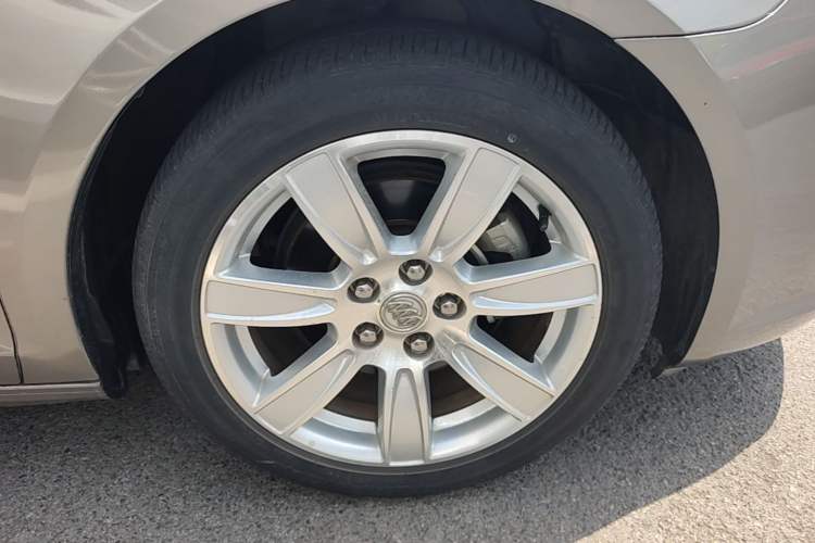 Used Buick LaCrosse 2011 2.4L SIDI Luxury Edition Right Front Wheel Hub