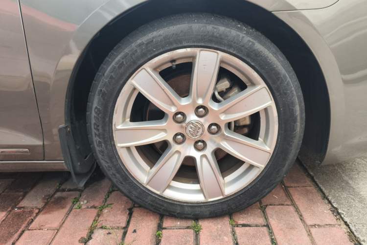 Used Buick LaCrosse 2011 2.4L SIDI Luxury Edition Right Front Wheel Hub