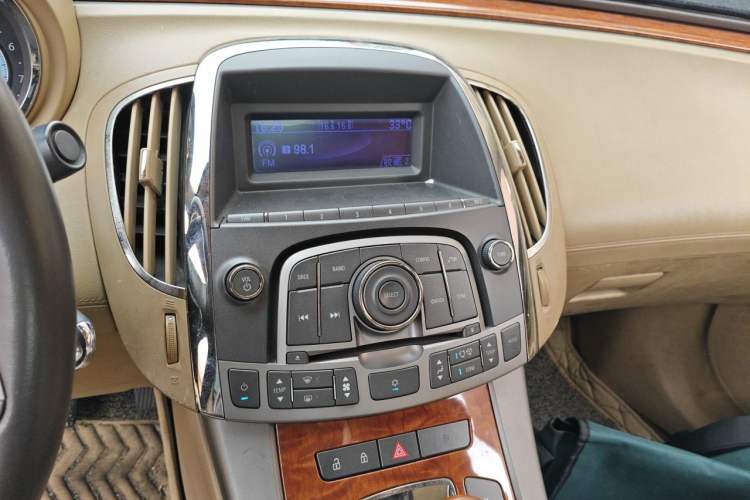 Used Buick LaCrosse 2011 eAssist 2.4L Elegance Edition Audio And AC Panel