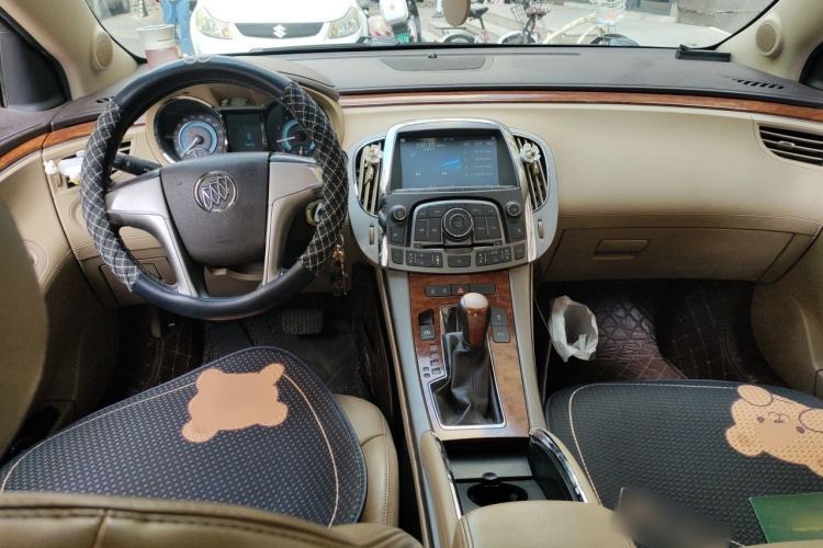 Used Buick LaCrosse 2011 2.4L SIDI Elegant Edition Center Console