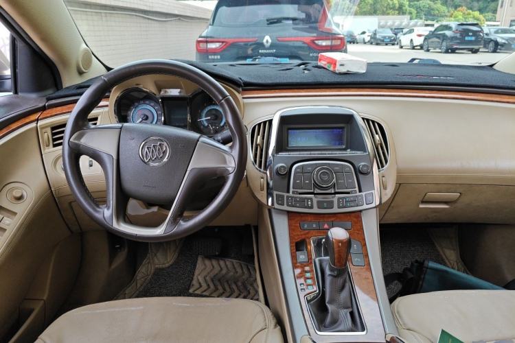 Used Buick LaCrosse 2011 eAssist 2.4L Elegance Edition Center Console