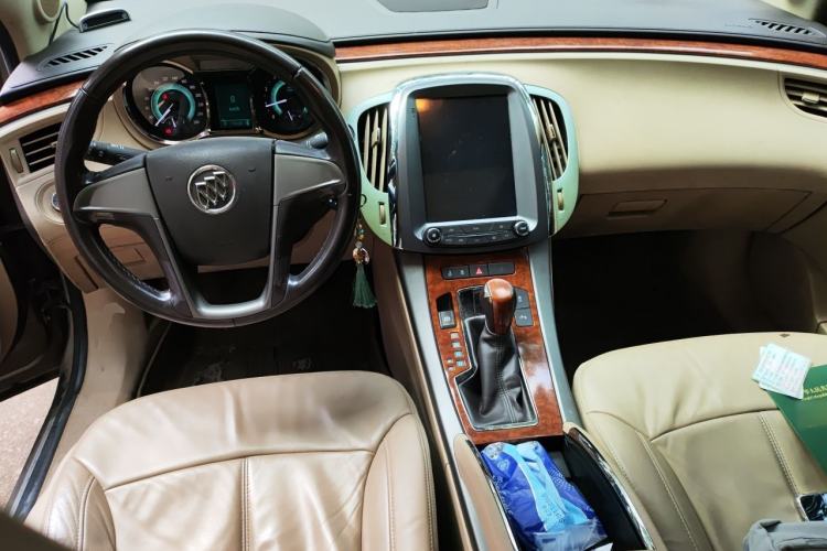 Used Buick LaCrosse 2011 2.4L SIDI Elegant Edition Center Console