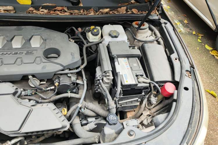 Used Buick LaCrosse 2011 2.4L SIDI Elegant Edition Engine Bay Left
