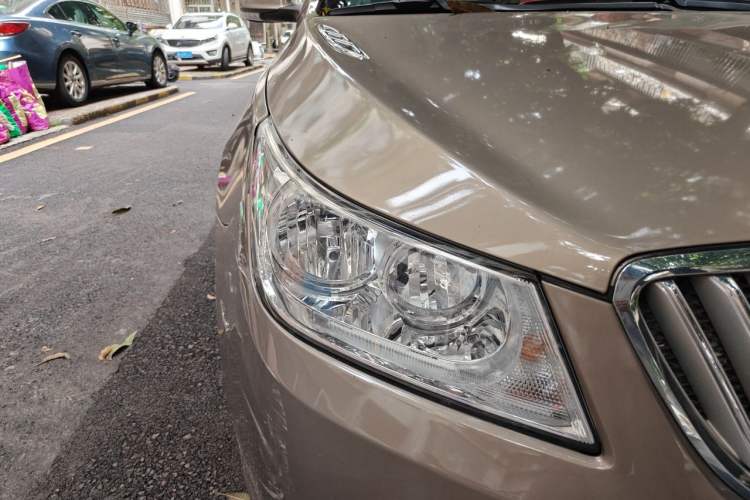 Used Buick LaCrosse 2011 2.4L SIDI Elegant Edition Right Front Headlight