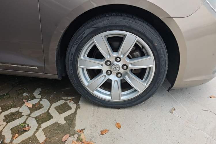 Used Buick LaCrosse 2011 2.4L SIDI Luxury Edition Right Front Wheel Hub