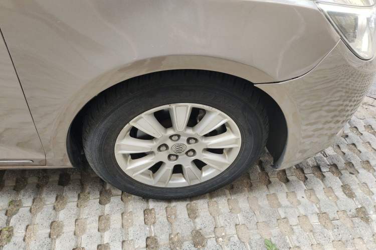 Used Buick LaCrosse 2011 2.4L SIDI Elegant Edition Right Front Wheel Hub