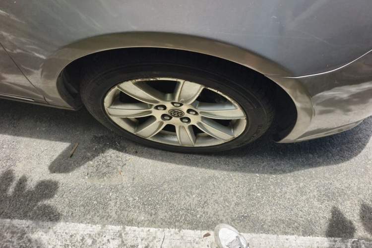 Used Buick LaCrosse 2011 2.4L SIDI Luxury Edition Right Front Wheel Hub
