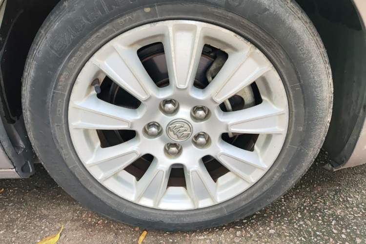 Used Buick LaCrosse 2011 2.4L SIDI Elegant Edition Right Front Wheel Hub