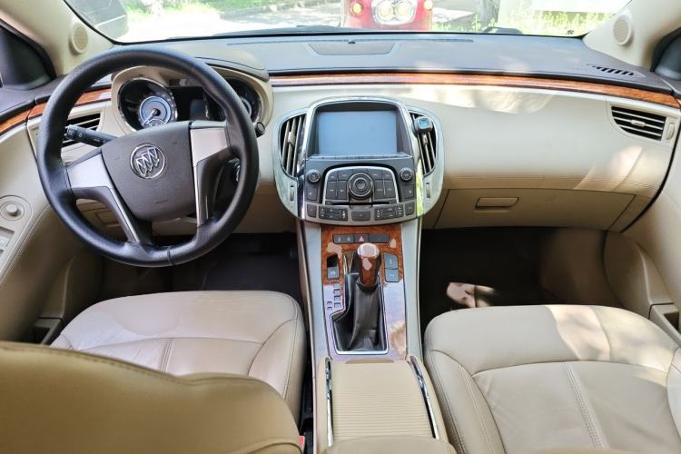 Used Buick LaCrosse 2012 2.4L SIDI Elegant Edition Center Console