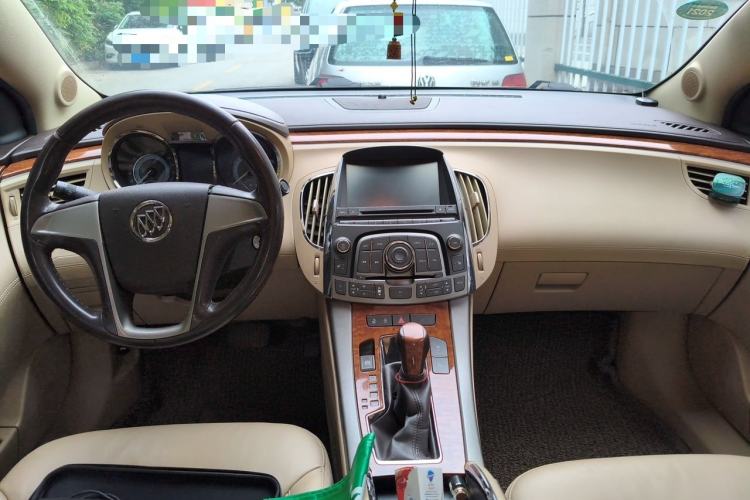 Used Buick LaCrosse 2012 2.4L SIDI Elegant Edition Center Console