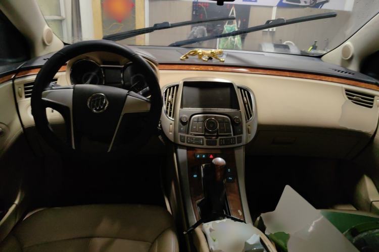 Used Buick LaCrosse 2012 2.4L SIDI Elegant Edition Center Console