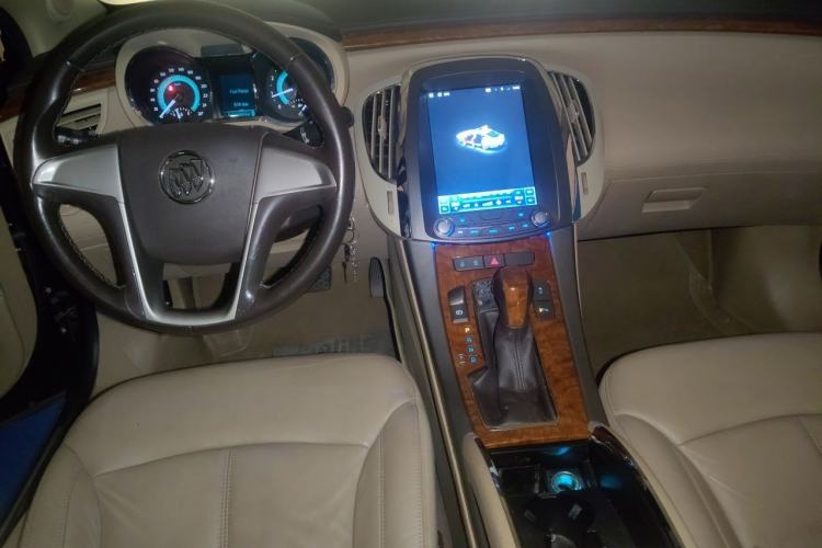 Used Buick LaCrosse 2012 2.4L SIDI Elegant Edition Center Console