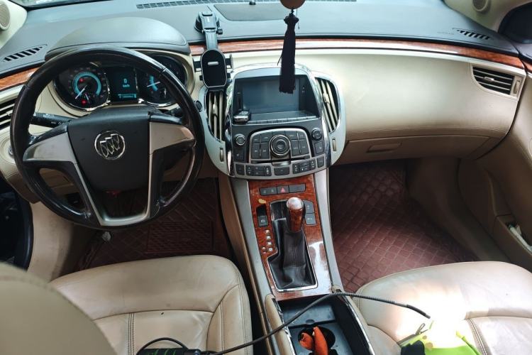Used Buick LaCrosse 2012 2.4L SIDI Elegant Edition Center Console
