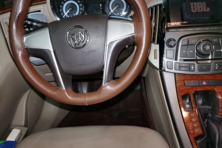 Used Buick LaCrosse 2012 2.4L SIDI Elegant Edition Center Console