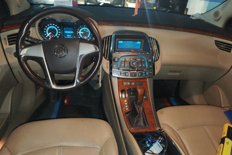 Used Buick LaCrosse 2012 2.4L SIDI Elegant Edition Center Console