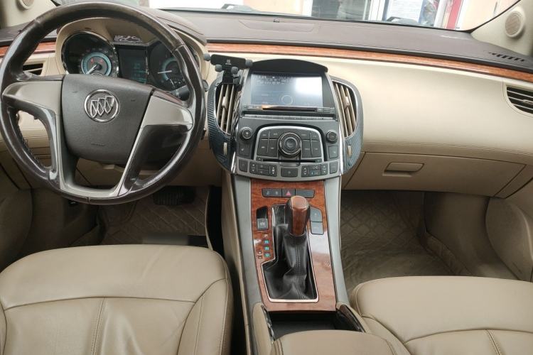 Used Buick LaCrosse 2012 2.4L SIDI Elegant Edition Center Console