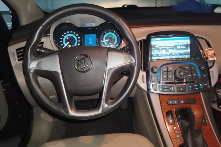 Used Buick LaCrosse 2012 2.4L SIDI Elegant Edition Center Console