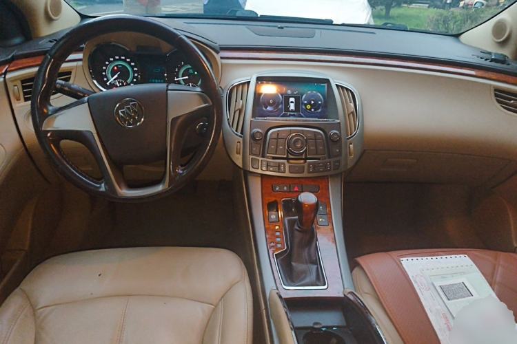 Used Buick LaCrosse 2012 2.4L SIDI Elegant Edition Center Console