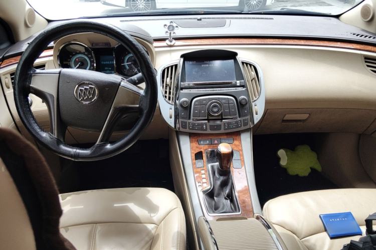 Used Buick LaCrosse 2012 2.4L SIDI Elegant Edition Center Console