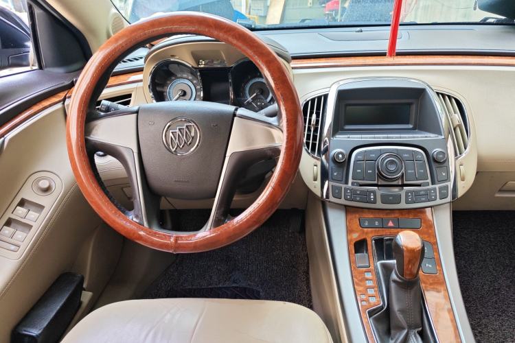 Used Buick LaCrosse 2012 2.4L SIDI Elegant Edition Center Console