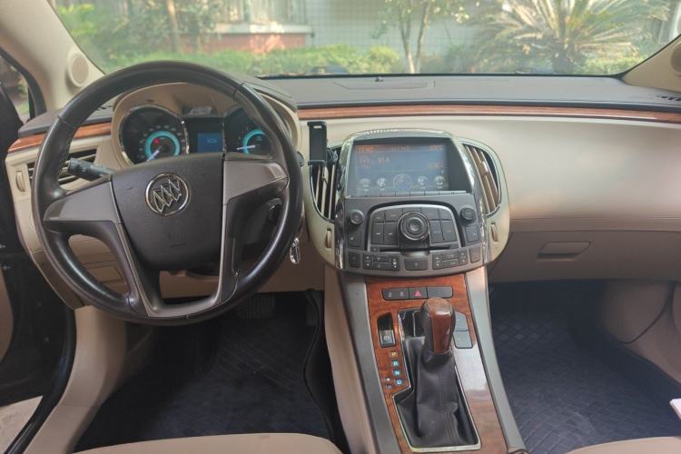 Used Buick LaCrosse 2012 2.4L SIDI Elegant Edition Center Console