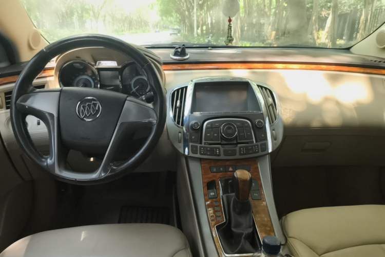 Used Buick LaCrosse 2012 2.4L SIDI Elegant Edition Center Console