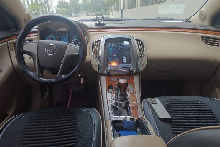 Used Buick LaCrosse 2012 2.4L SIDI Elegant Edition Center Console