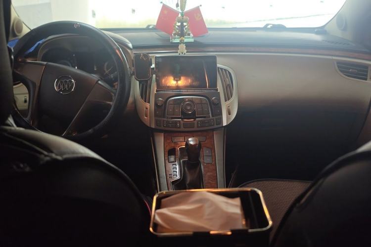 Used Buick LaCrosse 2012 2.4L SIDI Elegant Edition Center Console