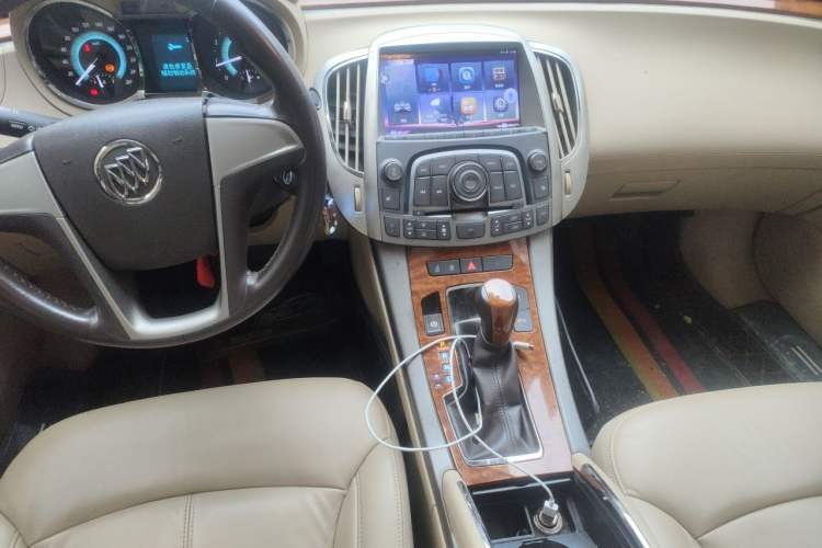 Used Buick LaCrosse 2012 2.4L SIDI Elegant Edition Center Console