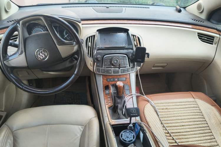 Used Buick LaCrosse 2012 2.4L SIDI Elegant Edition Center Console