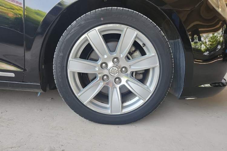 Used Buick LaCrosse 2012 2.4L SIDI Luxury Edition Right Front Wheel Hub