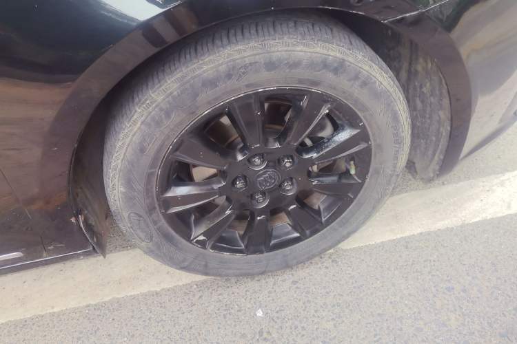 Used Buick LaCrosse 2012 2.4L SIDI Comfort Edition Right Front Wheel Hub