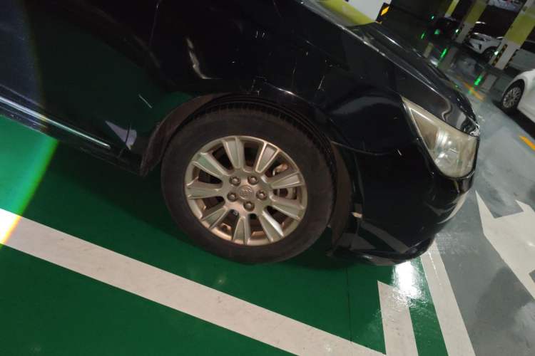 Used Buick LaCrosse 2012 2.4L SIDI Comfort Edition Right Front Wheel Hub