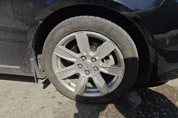 Used Buick LaCrosse 2012 2.4L SIDI Luxury Edition Right Front Wheel Hub