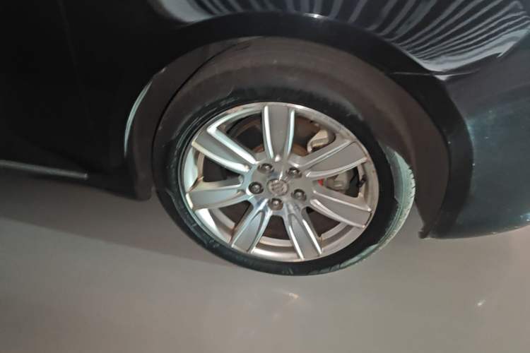 Used Buick LaCrosse 2012 2.4L SIDI Luxury Edition Right Front Wheel Hub