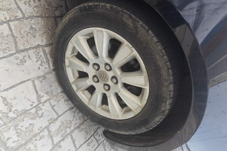 Used Buick LaCrosse 2012 2.4L SIDI Comfort Edition Right Front Wheel Hub