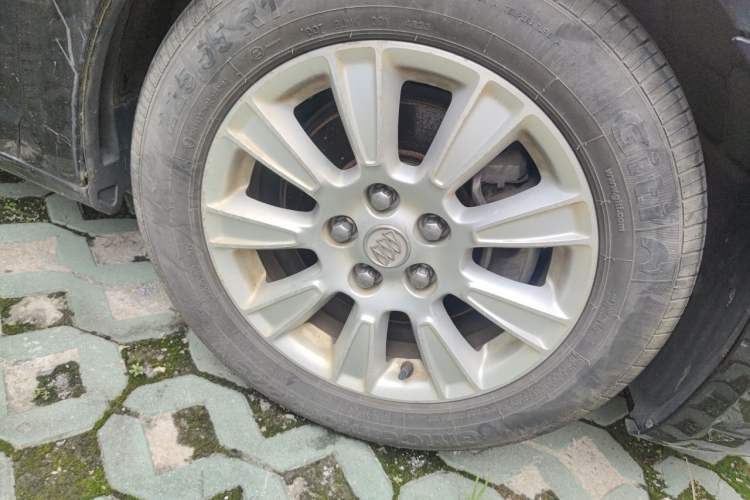 Used Buick LaCrosse 2012 2.4L SIDI Elegant Edition Right Front Wheel Hub