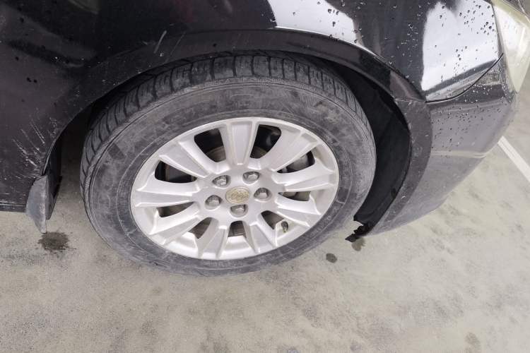 Used Buick LaCrosse 2012 2.4L SIDI Comfort Edition Right Front Wheel Hub