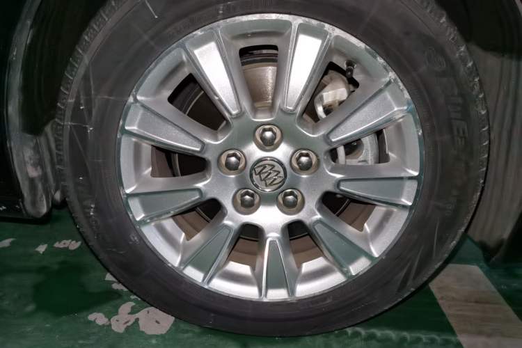 Used Buick LaCrosse 2012 2.4L SIDI Elegant Edition Right Front Wheel Hub
