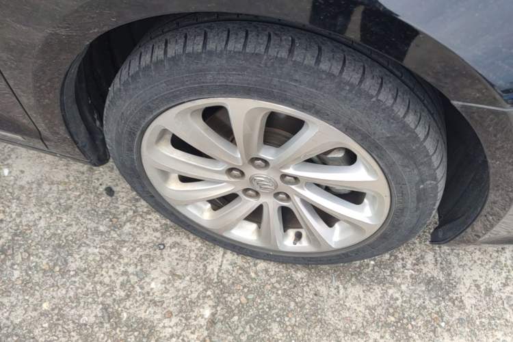 Used Buick LaCrosse 2012 2.4L SIDI Luxury Edition Right Front Wheel Hub