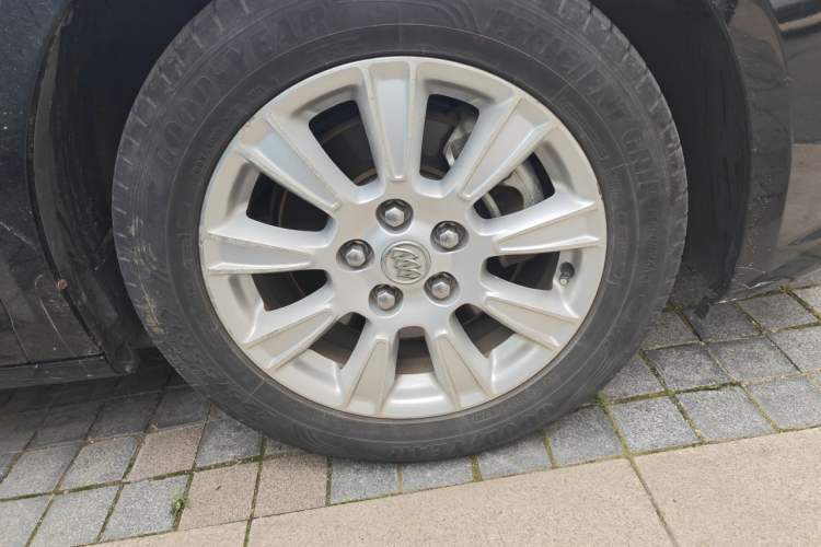 Used Buick LaCrosse 2012 2.4L SIDI Elegant Edition Right Front Wheel Hub