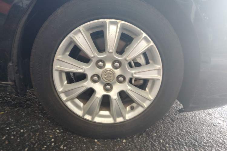 Used Buick LaCrosse 2012 2.4L SIDI Comfort Edition Right Front Wheel Hub