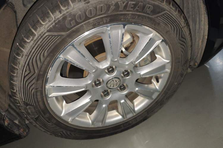 Used Buick LaCrosse 2012 2.4L SIDI Elegant Edition Right Front Wheel Hub