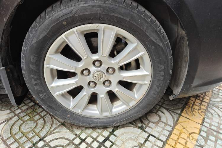 Used Buick LaCrosse 2012 2.4L SIDI Comfort Edition Right Front Wheel Hub